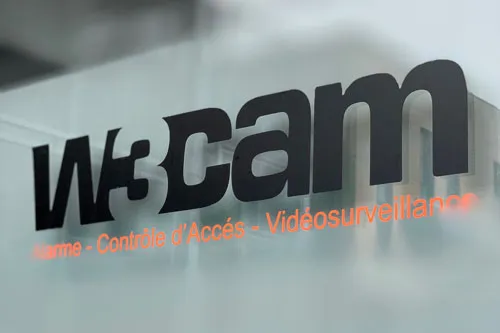 Technicien W3CAM installant une caméra de surveillance